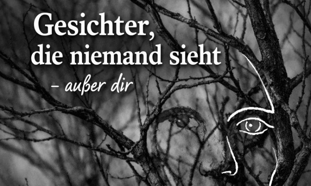 Schwarz-weißes Foto blätterloser Baumäste, in deren zufälliger Anordnung ein menschliches Gesicht erkennbar wird. Die Konturen des wahrgenommenen Gesichts sind mit dem Finger nachgezeichnet.
